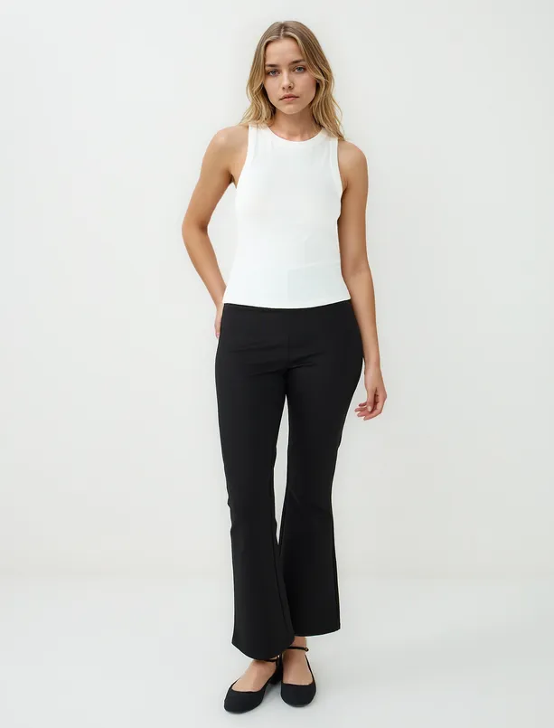 Women White Round Neck Slim Fit Sleeveless Knitted Tank Top