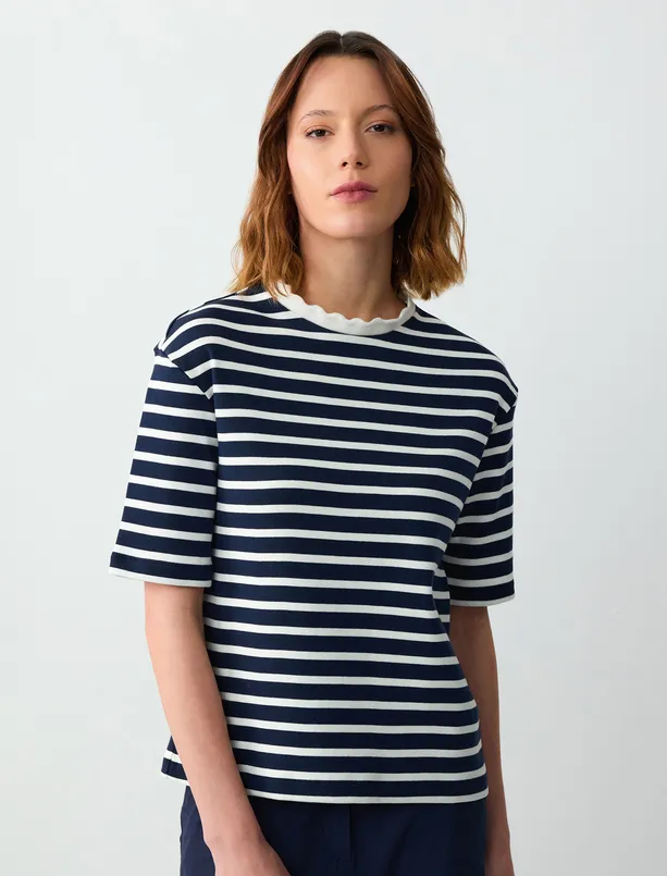 Women Dark Blue Knitted T-shirt with crew neck and short sleeves