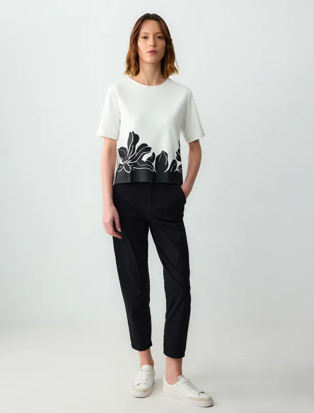Women White Round Neck Short Sleeve Floral Patterned Knitted T-Shirt