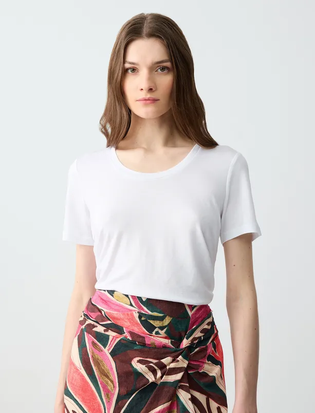 Women White Straight Cut Short Sleeve U-Neck Knitted T-Shirt