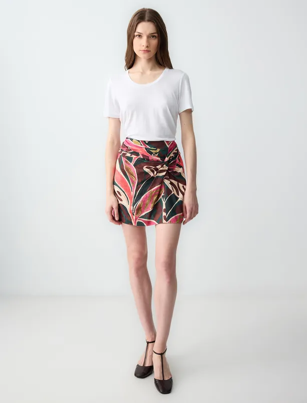 Women White Straight Cut Short Sleeve U-Neck Knitted T-Shirt