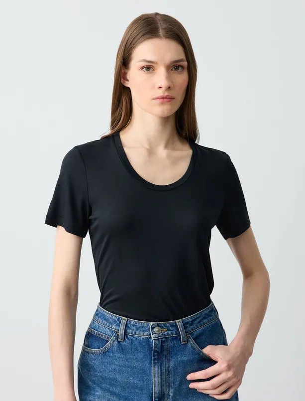 Women Black Straight Cut Short Sleeve U-Neck Knitted T-Shirt