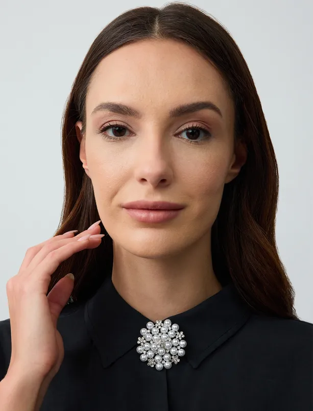 Women White Round Brooch with Pearls