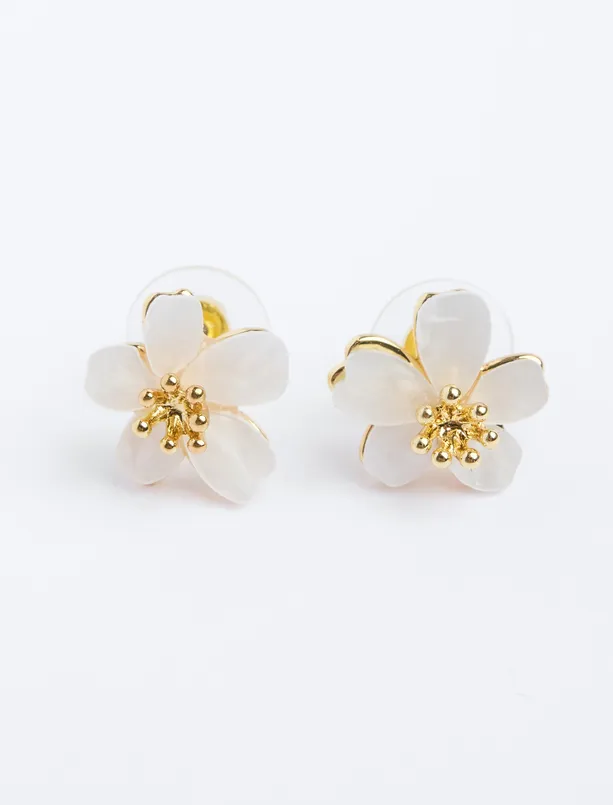 Women White Daisy Figured Earrings