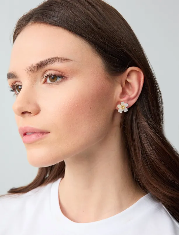 Women White Daisy Figured Earrings