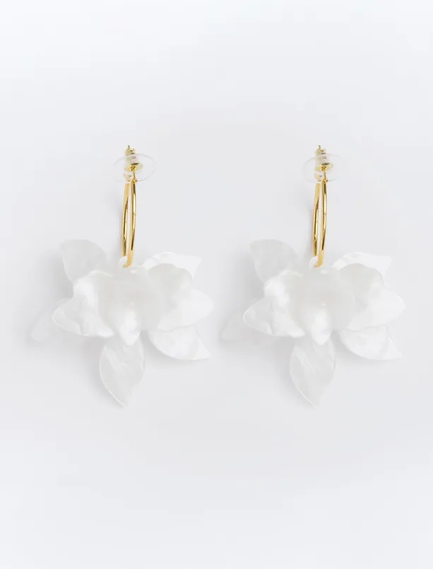 Women White Flower Patterned Earrings with Leaf Detail