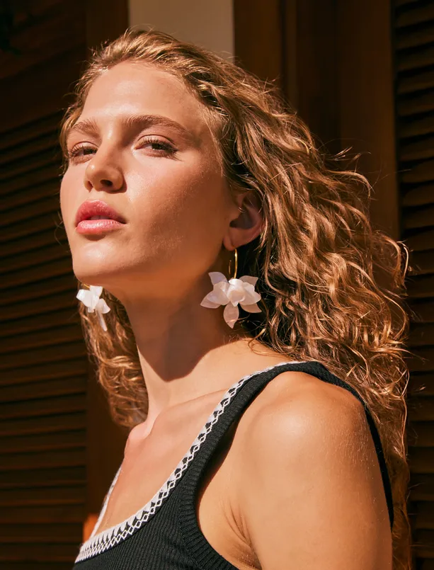 Women White Flower Patterned Earrings with Leaf Detail