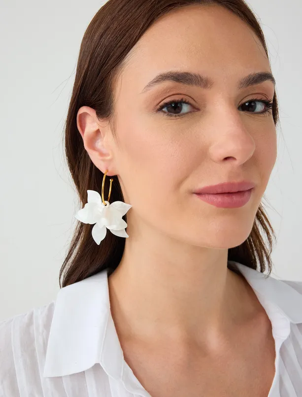 Women White Flower Patterned Earrings with Leaf Detail