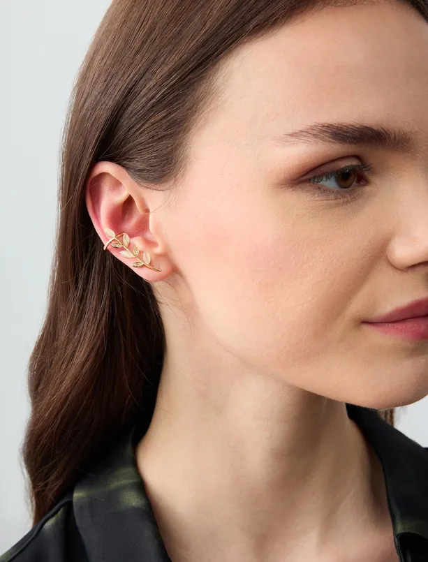 Women White Flower and Branch Figured Earrings