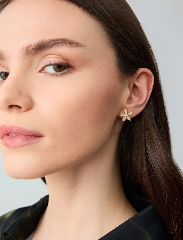 Women White Flower and Branch Figured Earrings