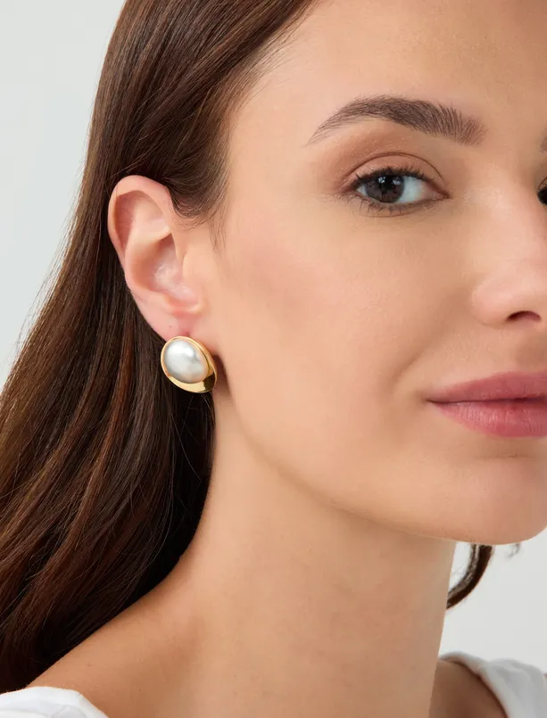 Women White Oval Figured Pearl Earrings