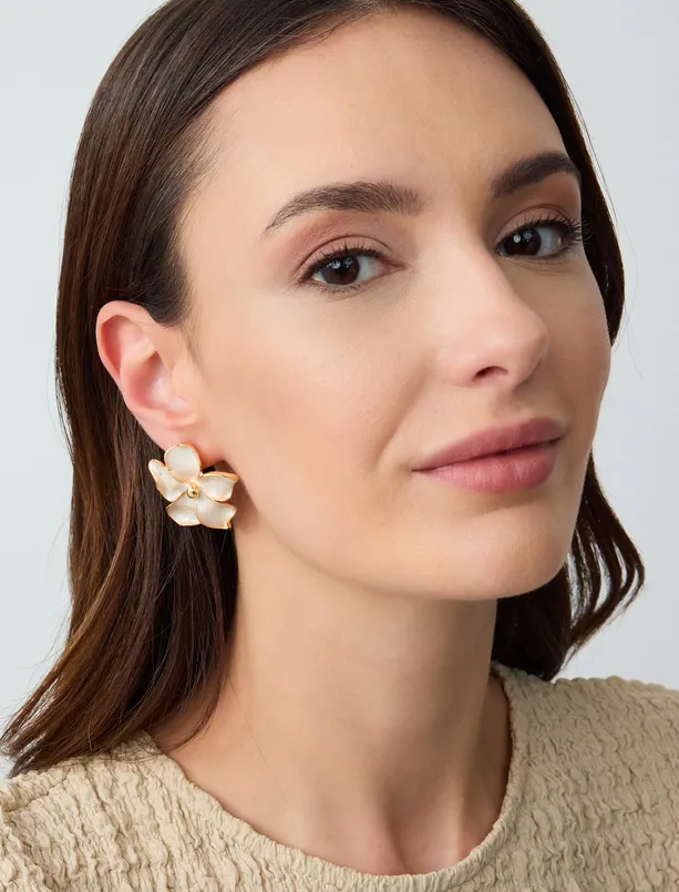 Bayan Beyaz Çiçek Figürlü Minimal Küpe