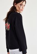 Bayan Siyah Sırtı Nakış Detaylı Sweatshirt