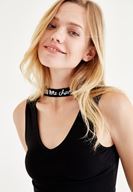 Bayan Siyah Choker Detaylı Yarım Bluz