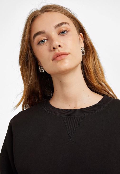 Sıfır Yaka Sweatshirt ve Mini Etek Kombini