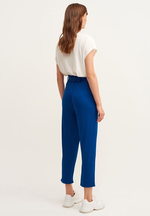 Carrot-Fit Pantolon ve Zero-Neck Crop Sweatshirt Kombini