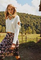 Bayan Krem Cut-Out Detaylı V Yaka Bluz