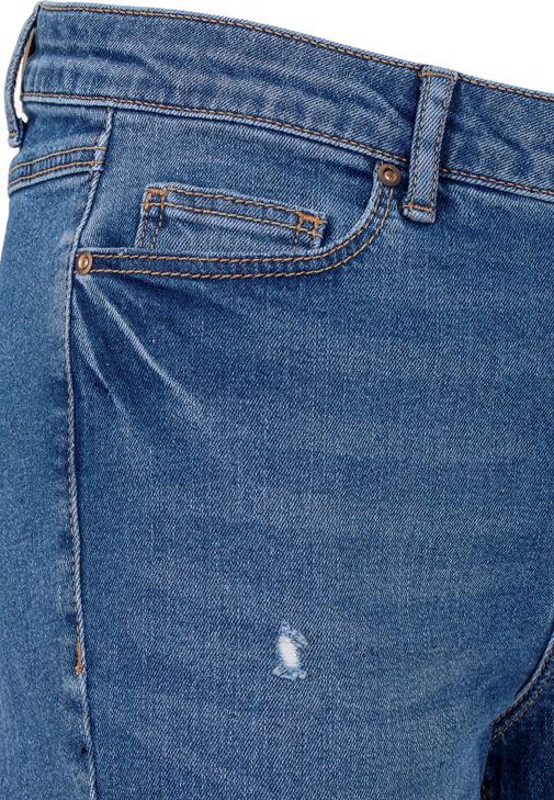 Boru Paça Denim ve U Yaka Tişört Kombini