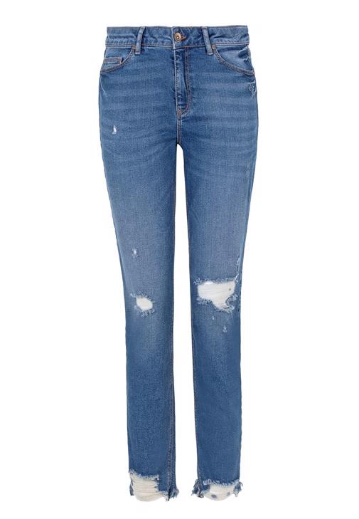 Boru Paça Denim ve U Yaka Tişört Kombini