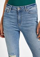Kalın Askılı Atlet ve Boru Paça Denim Kombini