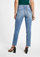 Kalın Askılı Atlet ve Boru Paça Denim Kombini