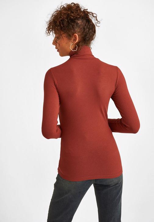 Balıkçı Yaka Bluz ve Jogger Pantolon Kombini