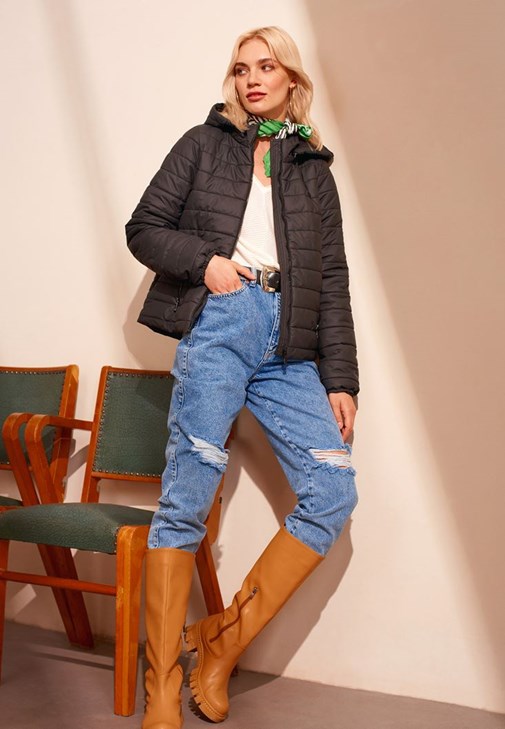 Kısa Şişme Mont ve Mom-Fit Jean Kombini