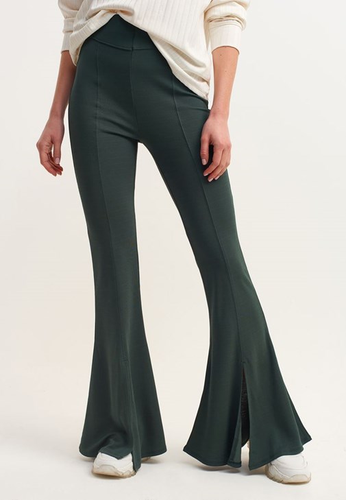 Cut-Out Flare Pantolon ve Waterproof Uzun Yağmurluk Kombini