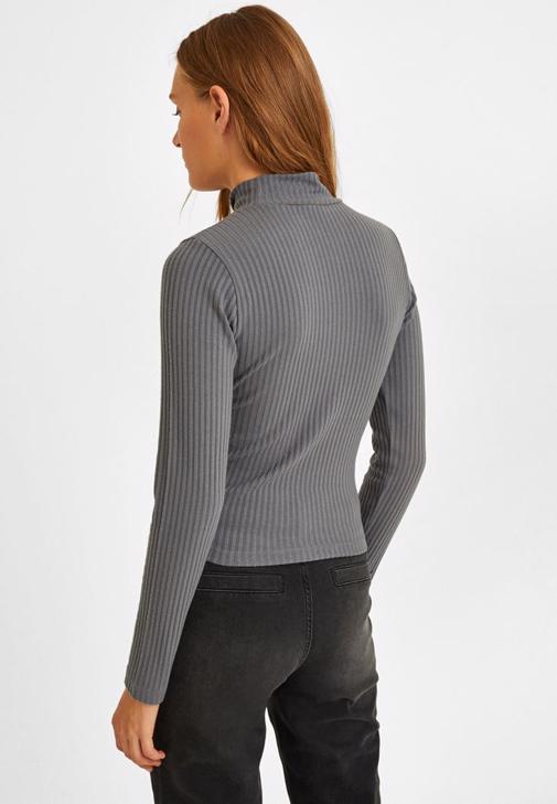 Jogger Pantolon ve Uzun Kürk Kaban Kombini