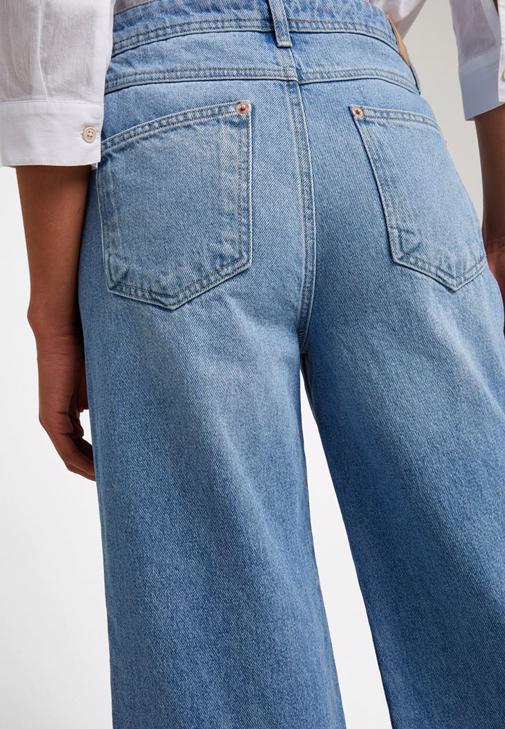 Halter Yaka Dikişsiz Crop Top ve Denim Pantolon KombiniHalter Yaka Dikişsiz Crop Top ve Denim Pantolon Kombini