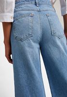 Halter Yaka Dikişsiz Crop Top ve Denim Pantolon KombiniHalter Yaka Dikişsiz Crop Top ve Denim Pantolon Kombini