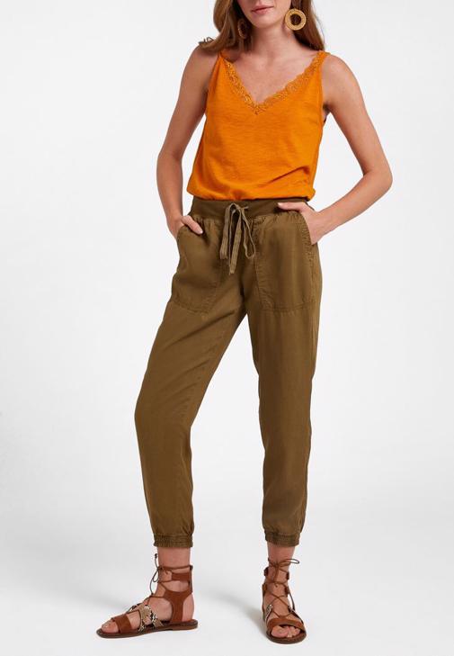 Jogger Pantolon ve V Yaka Dantelli Atlet