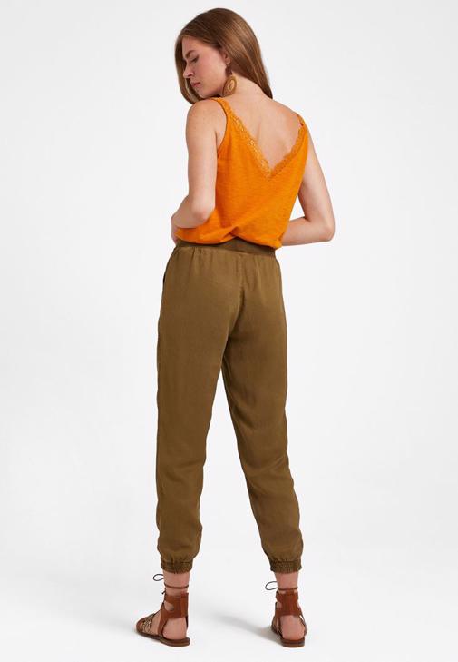 Jogger Pantolon ve V Yaka Dantelli Atlet