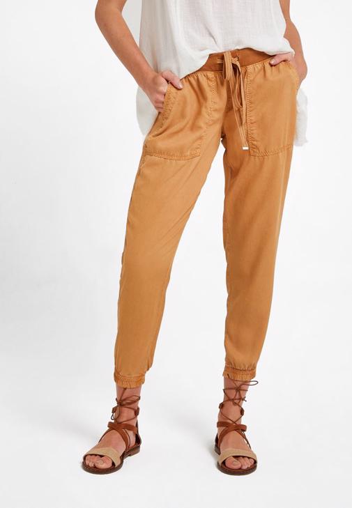 U Yaka Tişört ve Beli Lastikli Jogger Pantolon Kombini