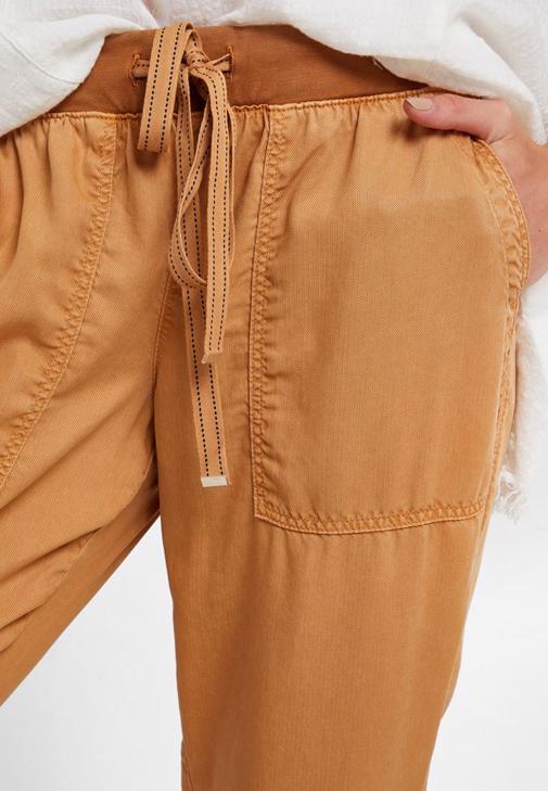 U Yaka Tişört ve Beli Lastikli Jogger Pantolon Kombini