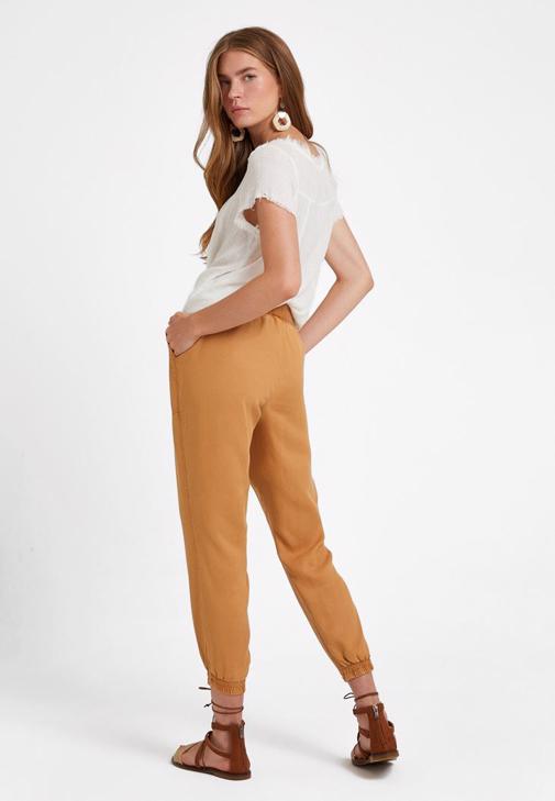 U Yaka Tişört ve Beli Lastikli Jogger Pantolon Kombini