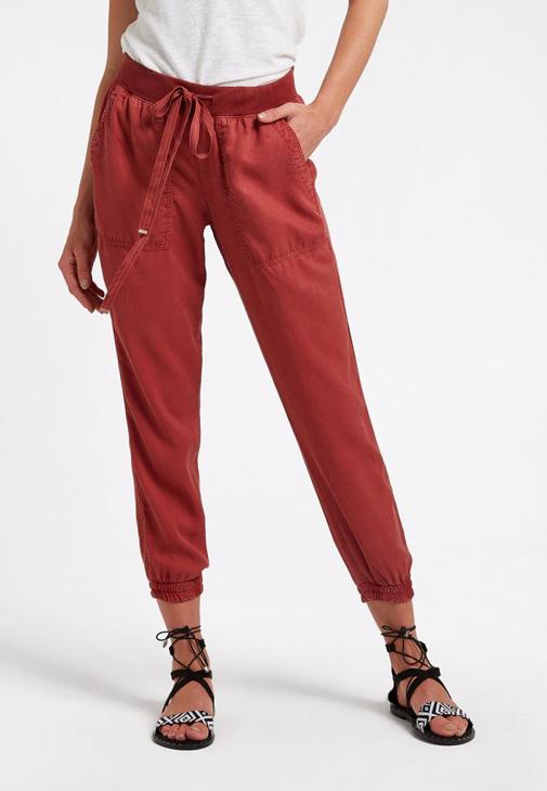 U Yaka Basic Tişört ve Jogger Pantolon Kombini
