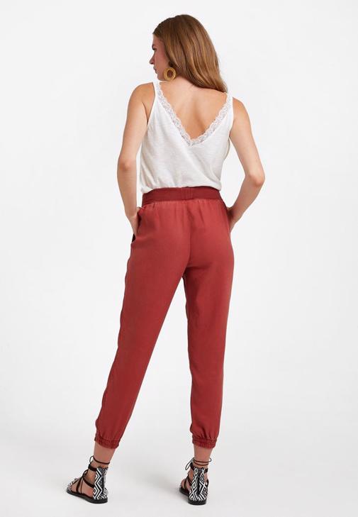 U Yaka Basic Tişört ve Jogger Pantolon Kombini