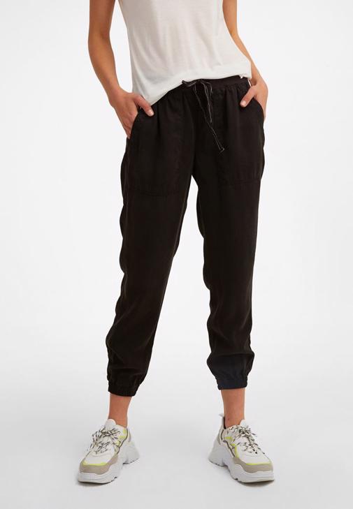 Jogger Pantolon ve Kesik Detaylı Tişört Kombini