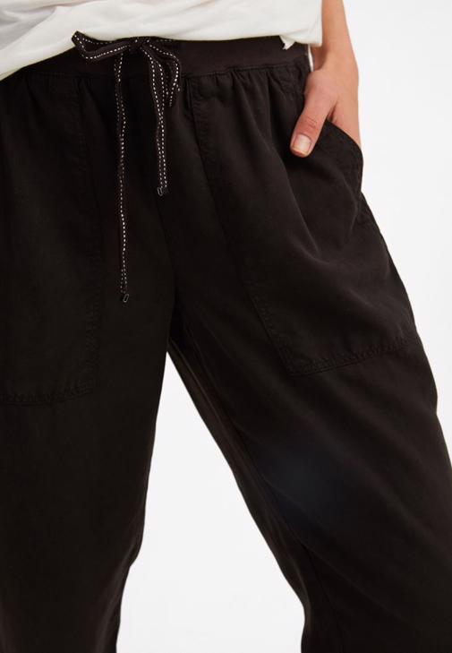 Jogger Pantolon ve Kesik Detaylı Tişört Kombini
