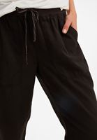 Jogger Pantolon ve Kesik Detaylı Tişört Kombini