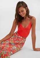 Women Red Seamless Crop Top with V Neck