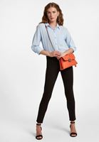 V-Neck Tişört Ve Dar Paça Pantolon Kombini