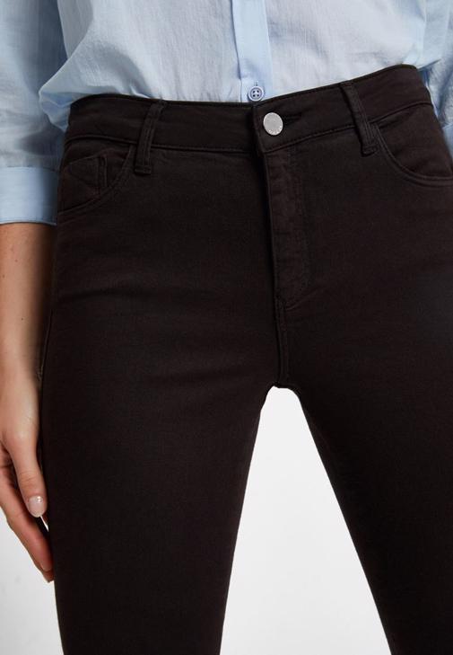 V-Neck Tişört Ve Dar Paça Pantolon Kombini