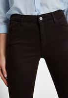 V-Neck Tişört Ve Dar Paça Pantolon Kombini