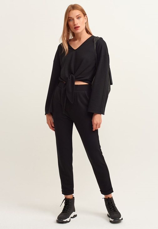 Belden Bağlamalı Crop Sweat ve Pileli Sweat Pantolon Kombini
