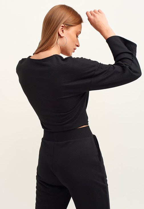 Belden Bağlamalı Crop Sweat ve Pileli Sweat Pantolon Kombini