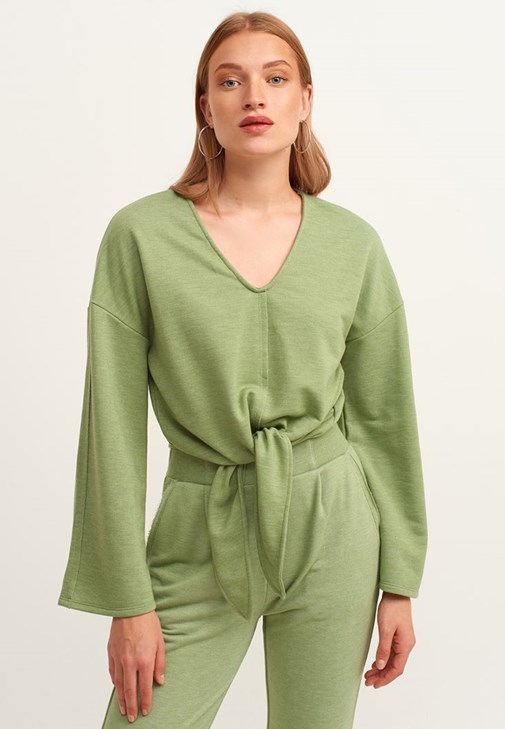 Pileli Sweat Pantolon ve Belden Bağlamalı Crop Sweat Kombini