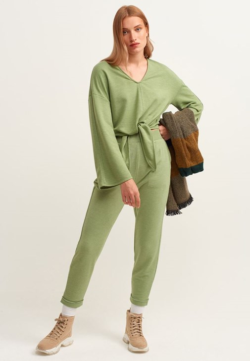 Pileli Sweat Pantolon ve Belden Bağlamalı Crop Sweat Kombini