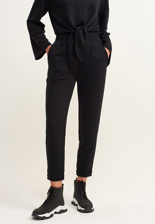 Belden Bağlamalı Crop Sweat ve Pileli Sweat Pantolon Kombini